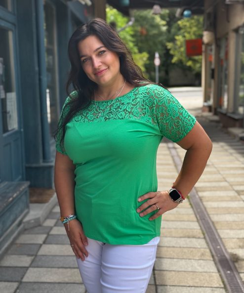 Livello zöld csipkerésszel díszített felső