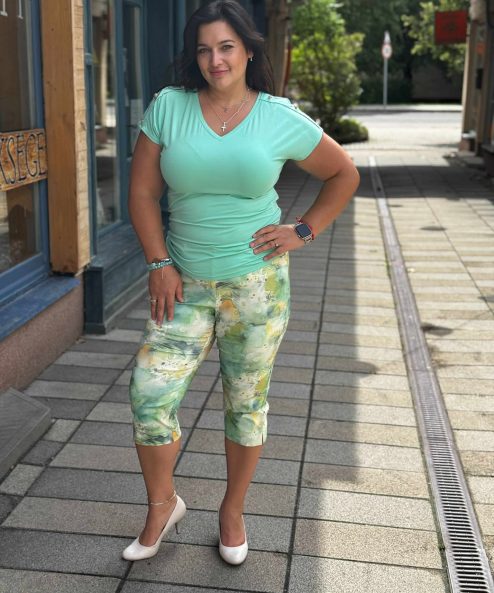 Alternative view of Livello világoszöld V-nyakú felső vállon gombos díszítéssel