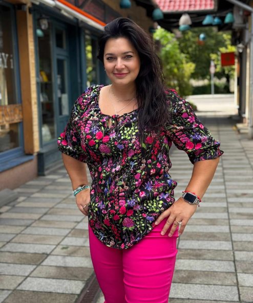 Alternative view of Livello Apró virág mintás nyakban húzott blúz