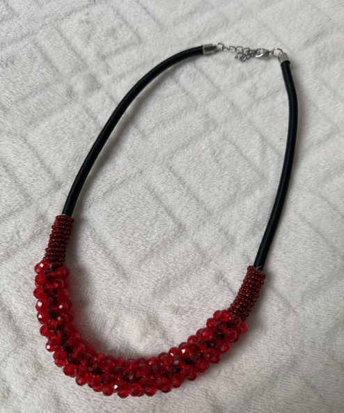 Piros-fekete nyaklánc