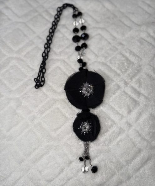 Alternative view of Fekete-ezüst virág formájú nyaklánc