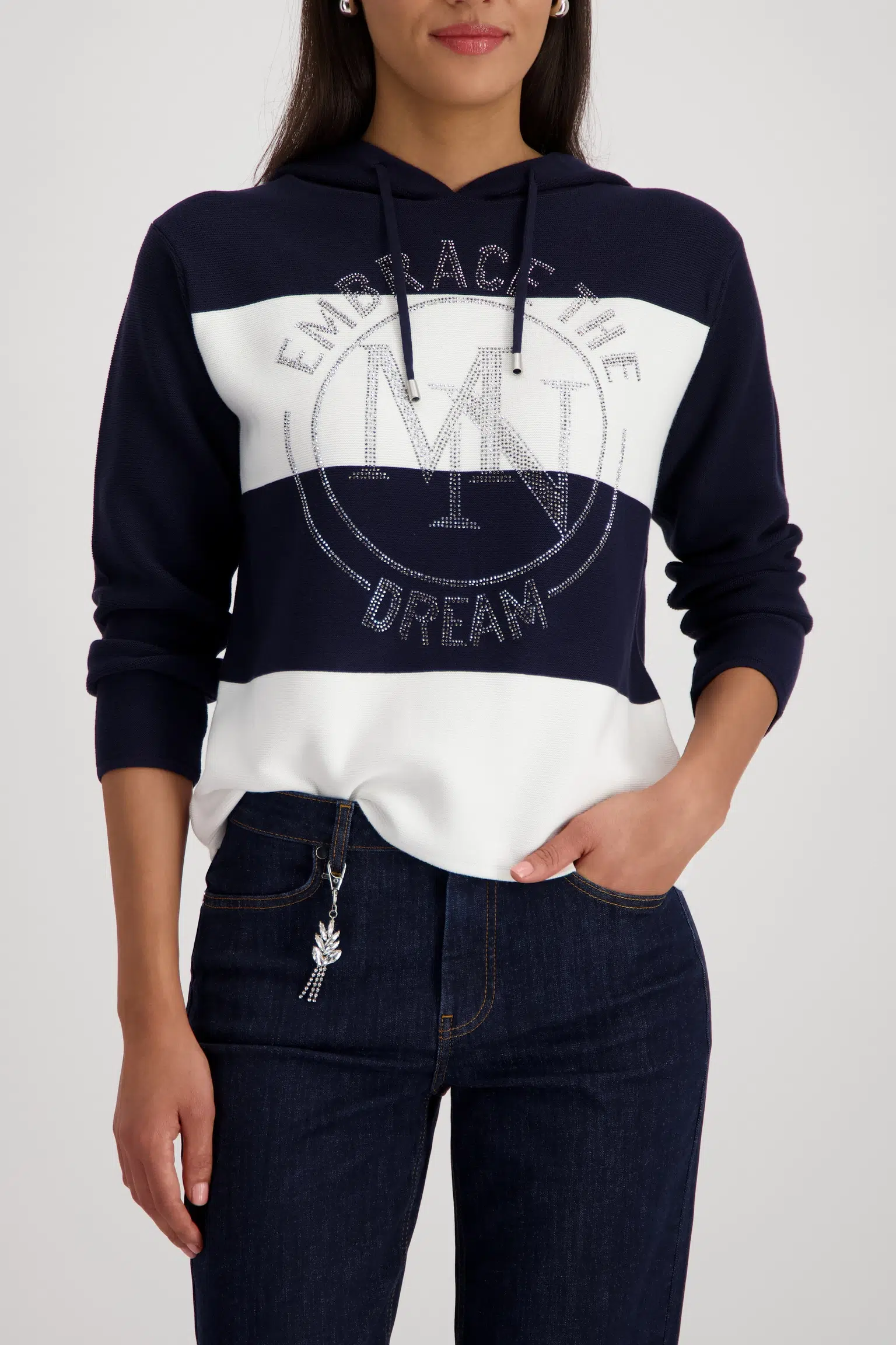 Monari dekoratív pulóver strasszos emblémával