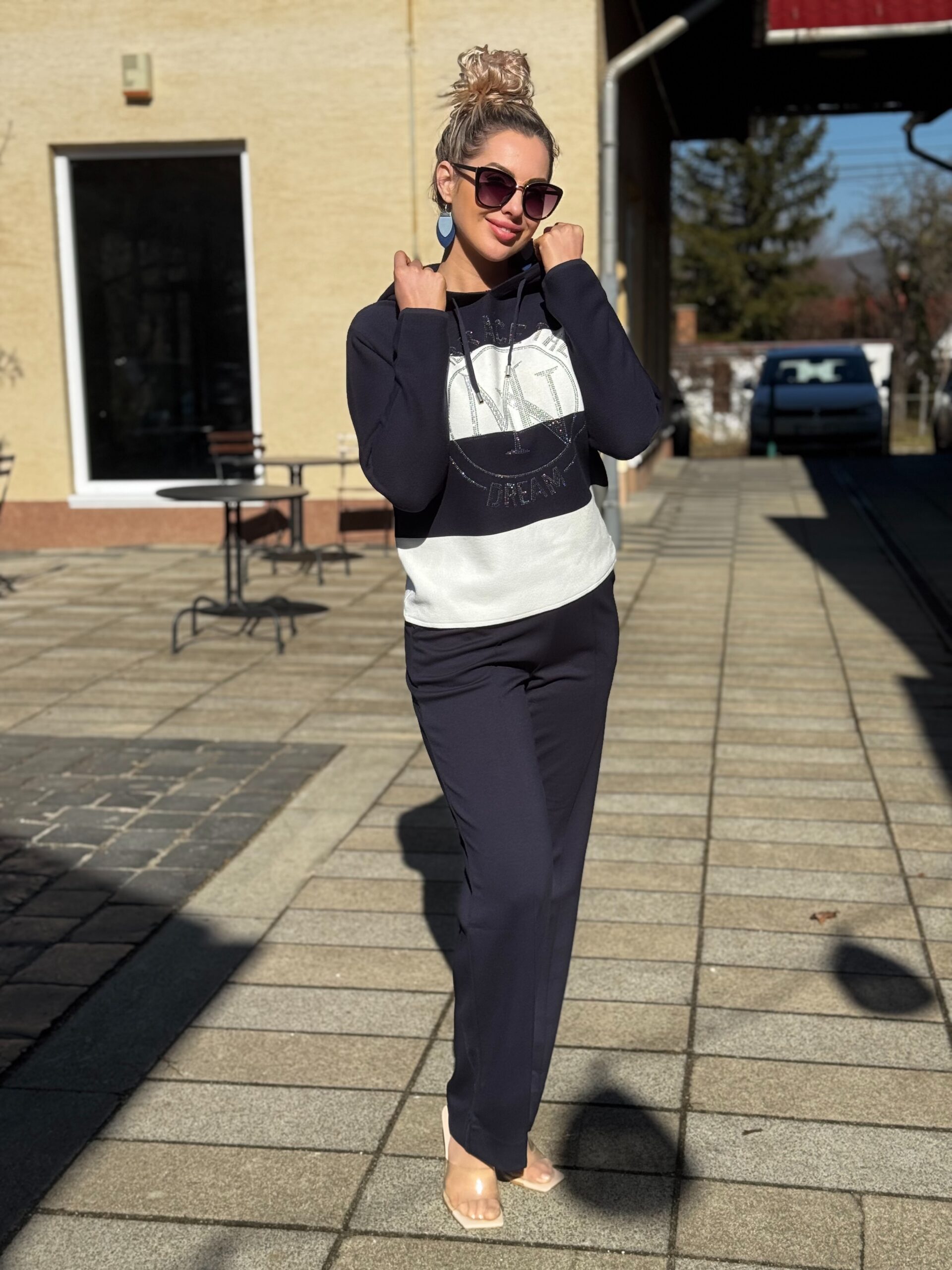 Monari dekoratív pulóver strasszos emblémával - Image 4