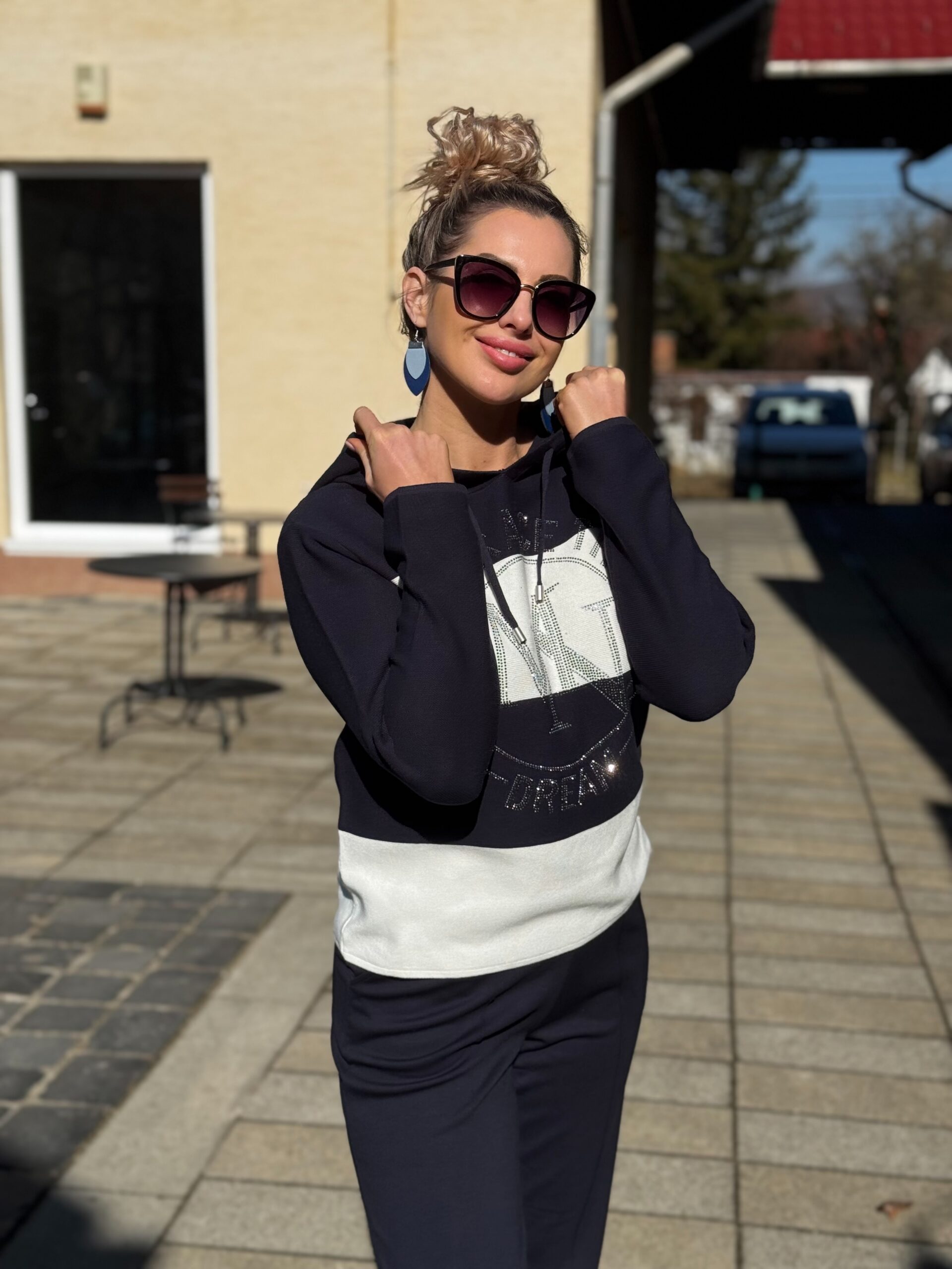 Monari dekoratív pulóver strasszos emblémával - Image 3