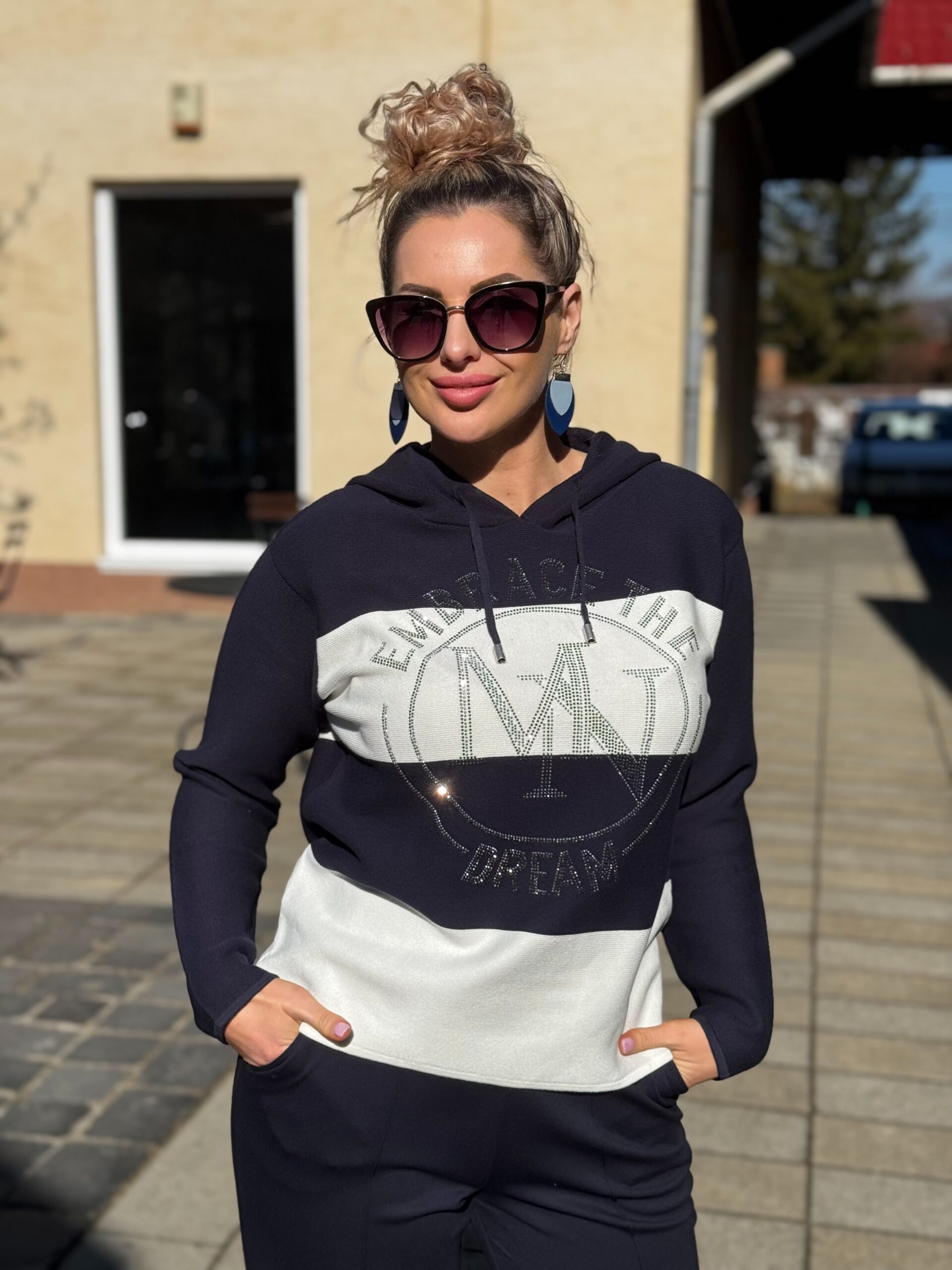 Monari dekoratív pulóver strasszos emblémával - Image 2