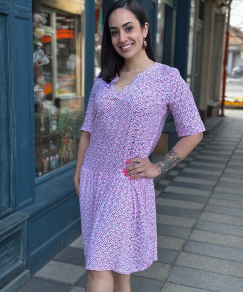 Navigazione nyári ruha rövidujjakkal és grafikus mintával