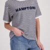 Monari Texturált póló felirattal “HAMPTONS” - fehér | MyBerill Boutique