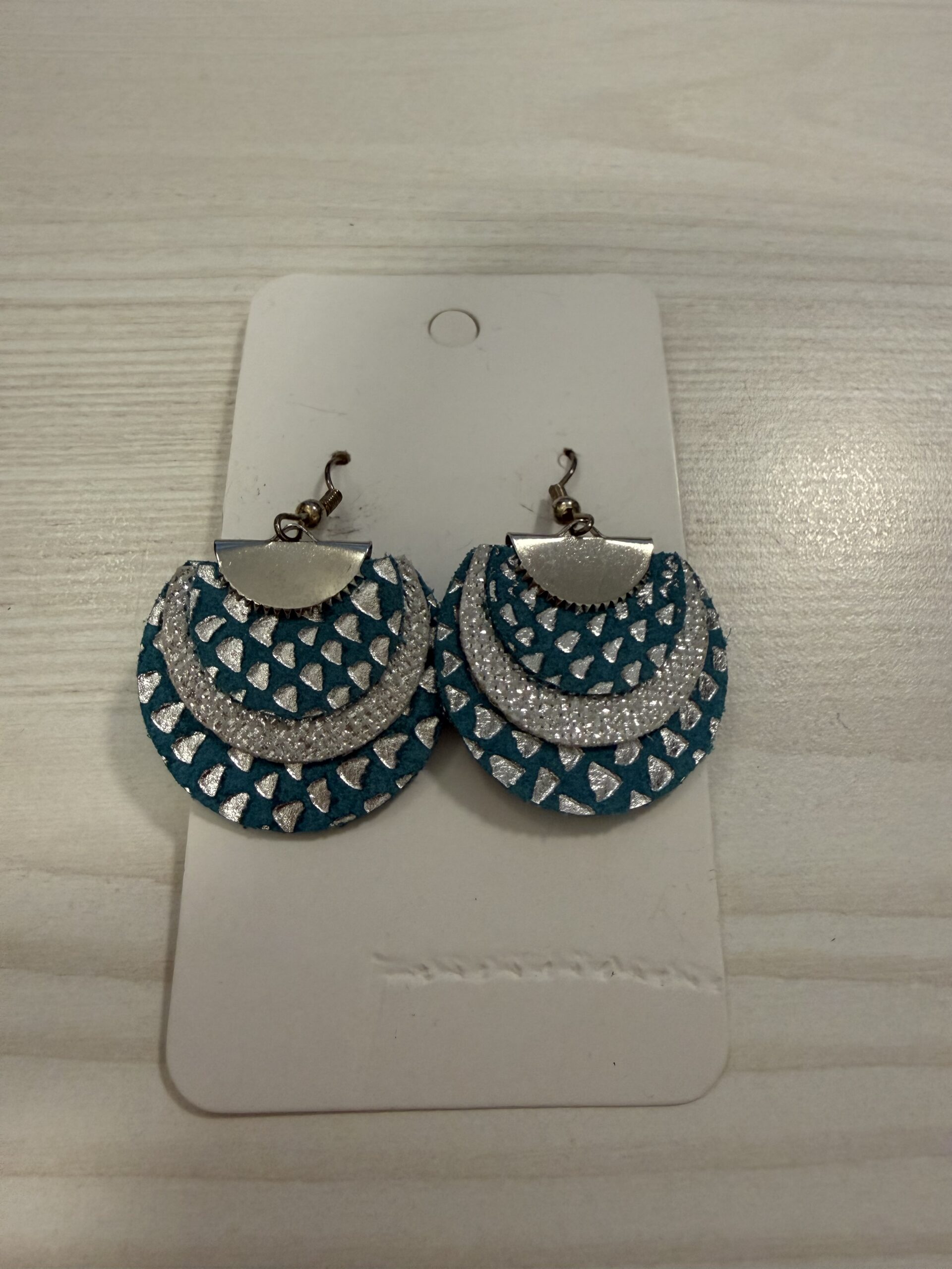 LEYA bőr kézműves fülbevaló kerek trio - arany, 5. kép | MyBerill Boutique