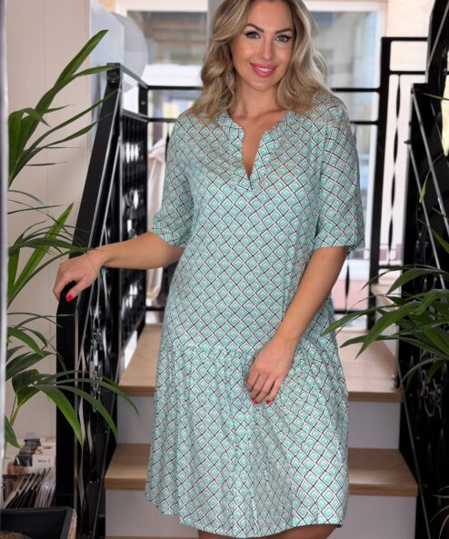 Navigazione nyári ruha rövidujjakkal és grafikus mintával (türkiz)