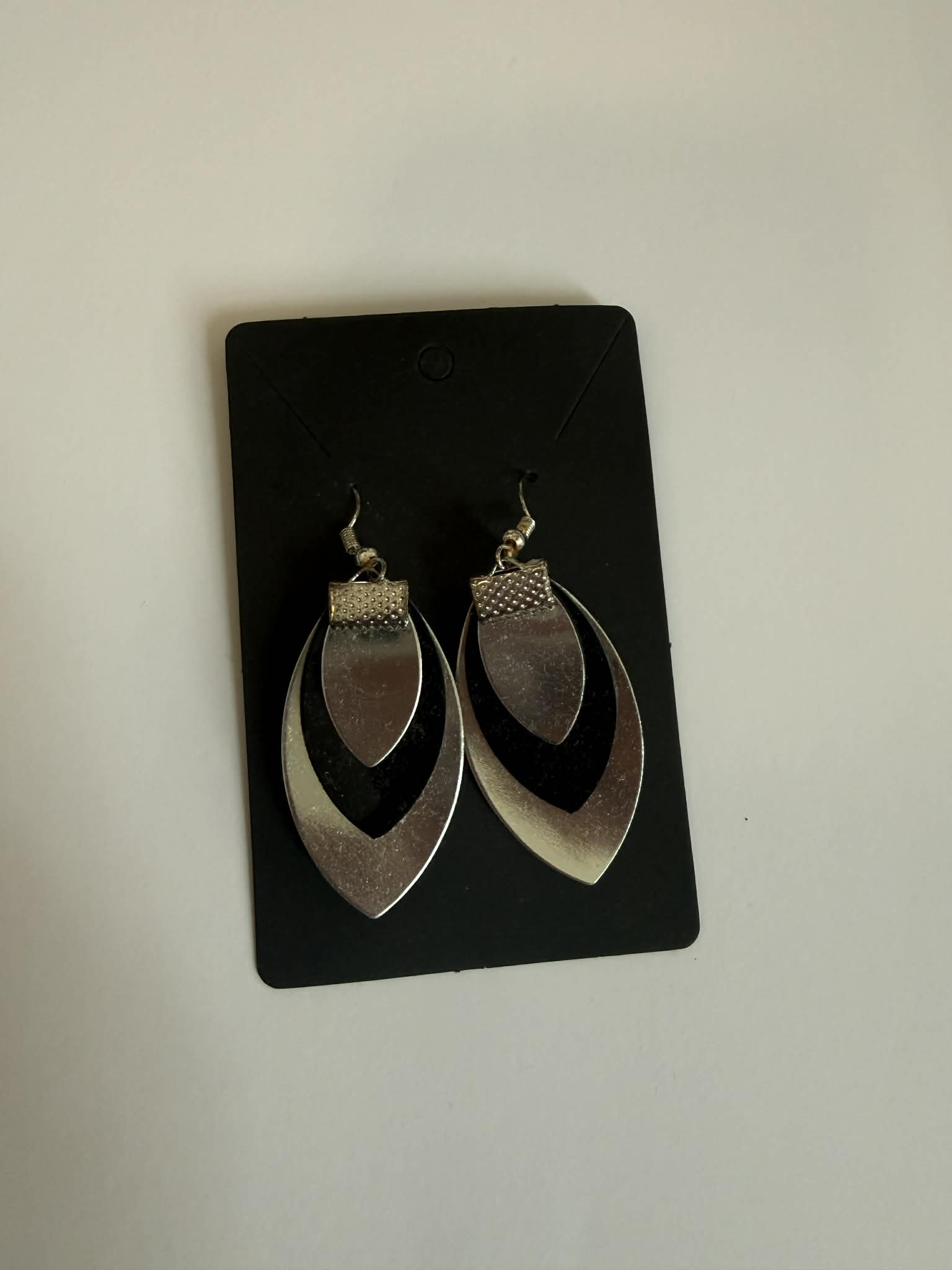 LEYA bőr kézműves fülbevaló monocrome - fekete, 2. kép | MyBerill Boutique