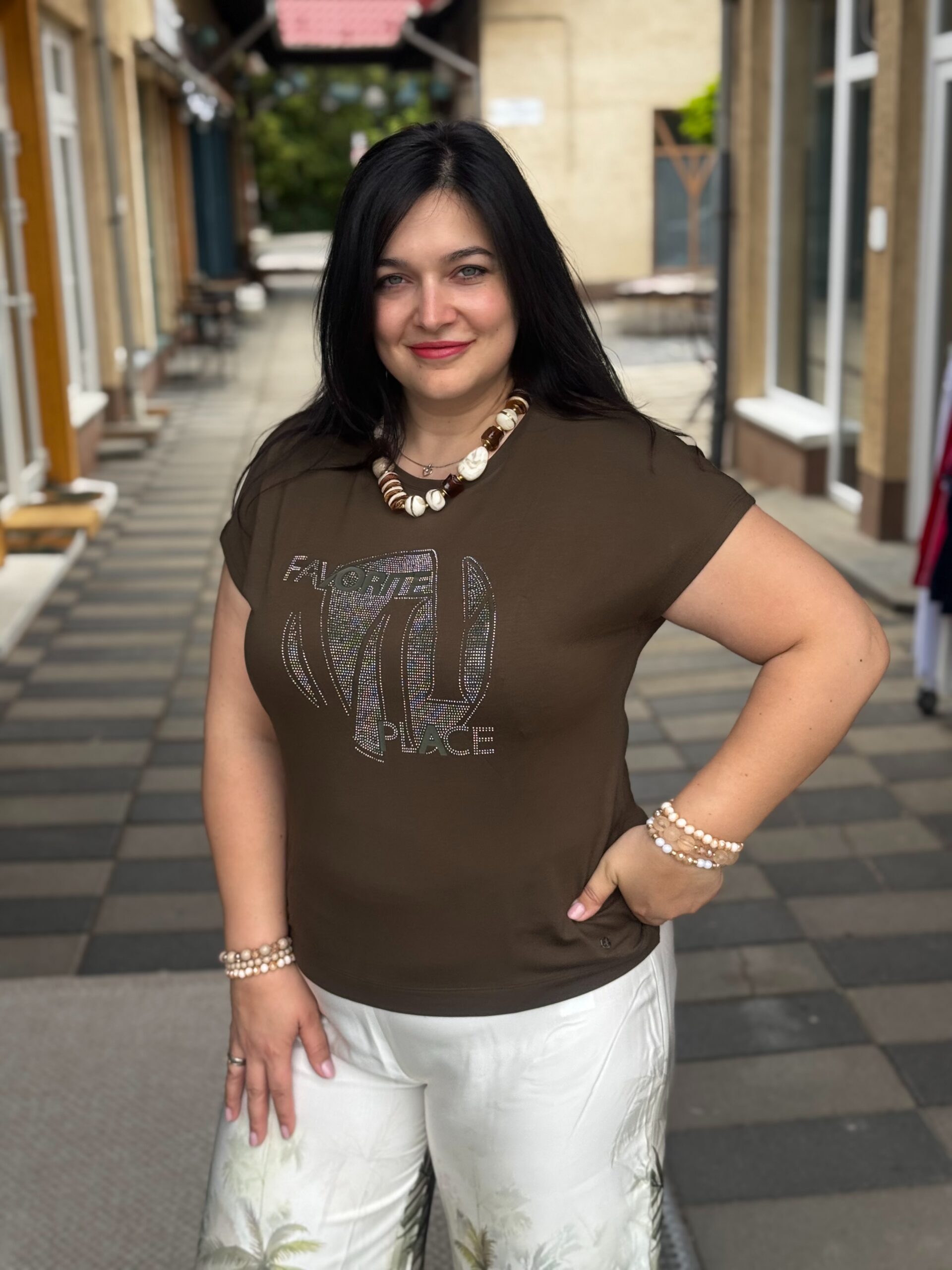 Monari Strasszos rövid ujjú póló (csoki) - barna, 2. kép | MyBerill Boutique